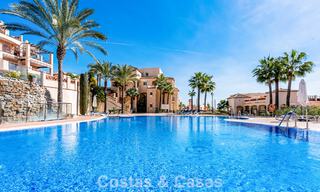 Amplio apartamento en venta con vistas al mar en complejo en primera línea de golf en la Nueva Milla de Oro, Marbella - Estepona 60387 