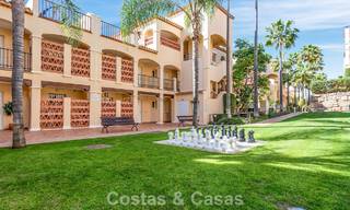 Amplio apartamento en venta con vistas al mar en complejo en primera línea de golf en la Nueva Milla de Oro, Marbella - Estepona 60388 