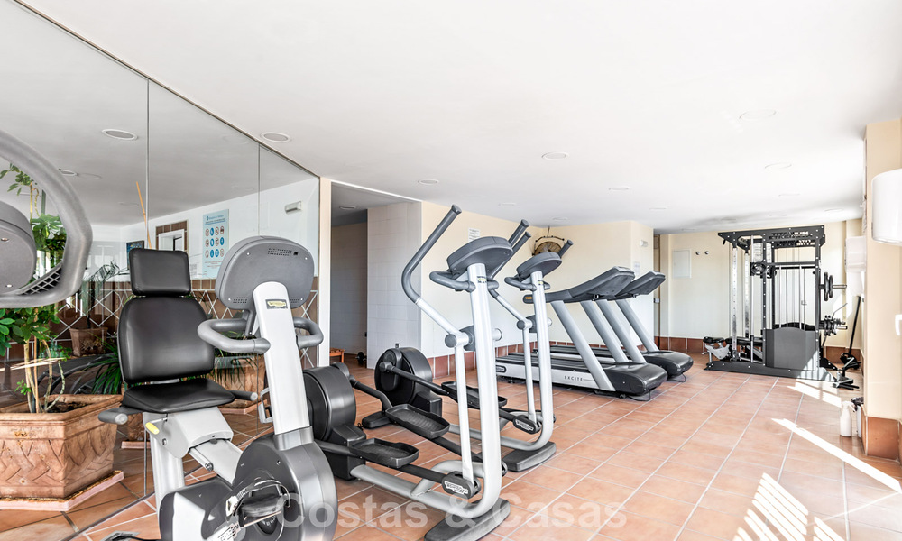 Amplio apartamento en venta con vistas al mar en complejo en primera línea de golf en la Nueva Milla de Oro, Marbella - Estepona 60389