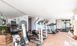 Amplio apartamento en venta con vistas al mar en complejo en primera línea de golf en la Nueva Milla de Oro, Marbella - Estepona 60389 