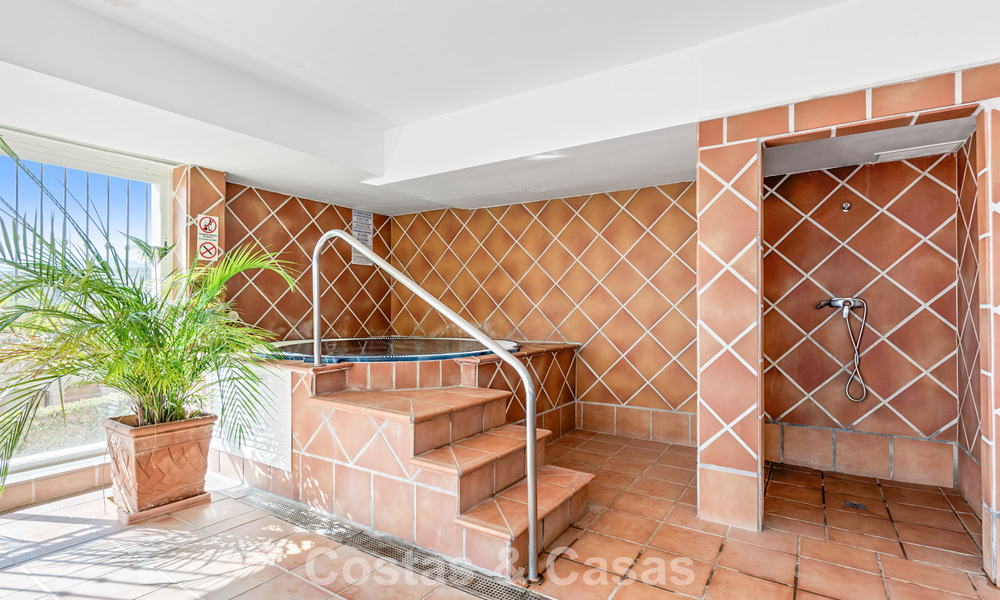 Amplio apartamento en venta con vistas al mar en complejo en primera línea de golf en la Nueva Milla de Oro, Marbella - Estepona 60391