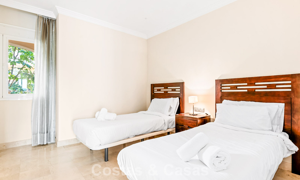 Amplio apartamento en venta con vistas al mar en complejo en primera línea de golf en la Nueva Milla de Oro, Marbella - Estepona 60393