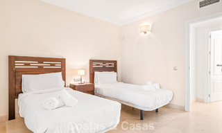 Amplio apartamento en venta con vistas al mar en complejo en primera línea de golf en la Nueva Milla de Oro, Marbella - Estepona 60394 