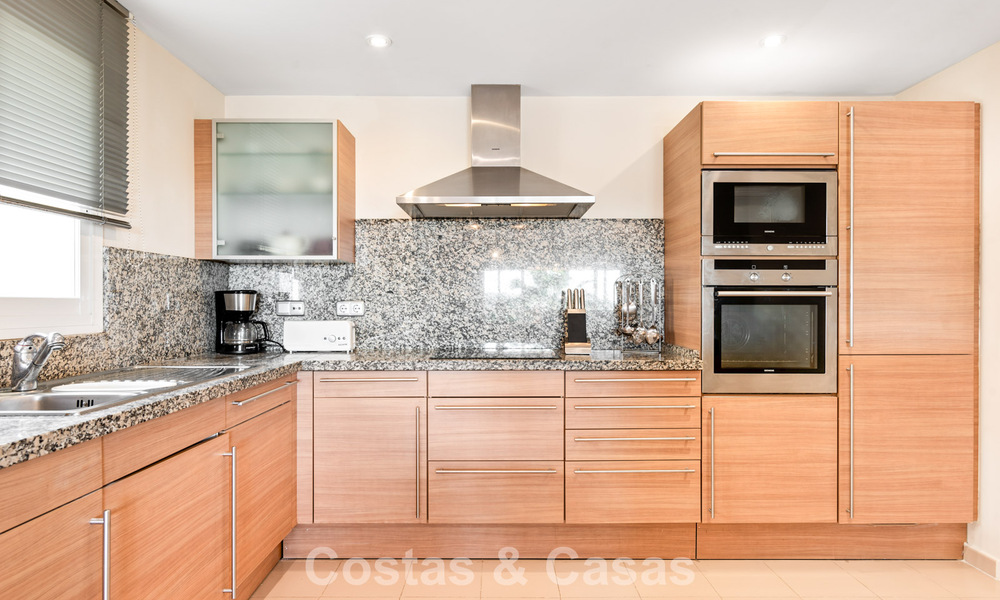 Amplio apartamento en venta con vistas al mar en complejo en primera línea de golf en la Nueva Milla de Oro, Marbella - Estepona 60403