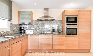Amplio apartamento en venta con vistas al mar en complejo en primera línea de golf en la Nueva Milla de Oro, Marbella - Estepona 60403 
