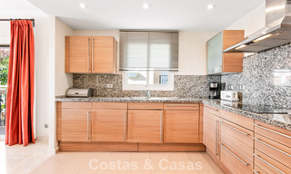 Amplio apartamento en venta con vistas al mar en complejo en primera línea de golf en la Nueva Milla de Oro, Marbella - Estepona 60404 