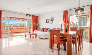 Amplio apartamento en venta con vistas al mar en complejo en primera línea de golf en la Nueva Milla de Oro, Marbella - Estepona 60407 