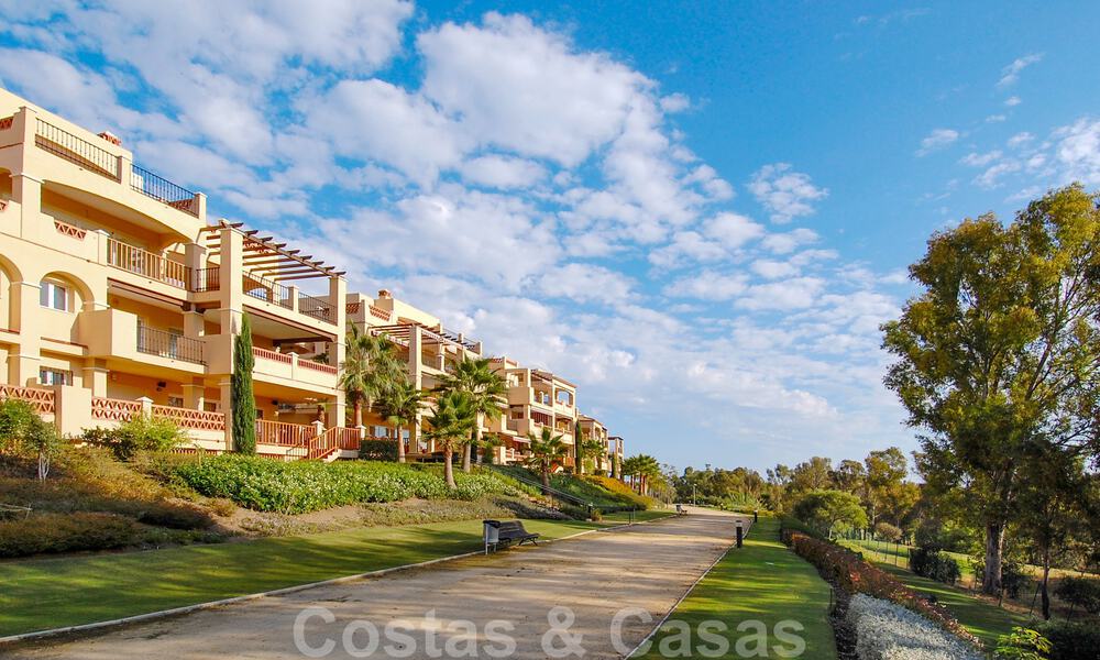 Amplio apartamento en venta con vistas al mar en complejo en primera línea de golf en la Nueva Milla de Oro, Marbella - Estepona 60421