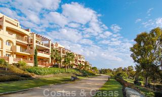 Amplio apartamento en venta con vistas al mar en complejo en primera línea de golf en la Nueva Milla de Oro, Marbella - Estepona 60421 