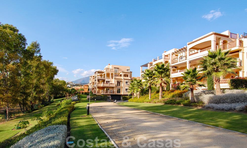 Amplio apartamento en venta con vistas al mar en complejo en primera línea de golf en la Nueva Milla de Oro, Marbella - Estepona 60422