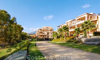 Amplio apartamento en venta con vistas al mar en complejo en primera línea de golf en la Nueva Milla de Oro, Marbella - Estepona 60422 