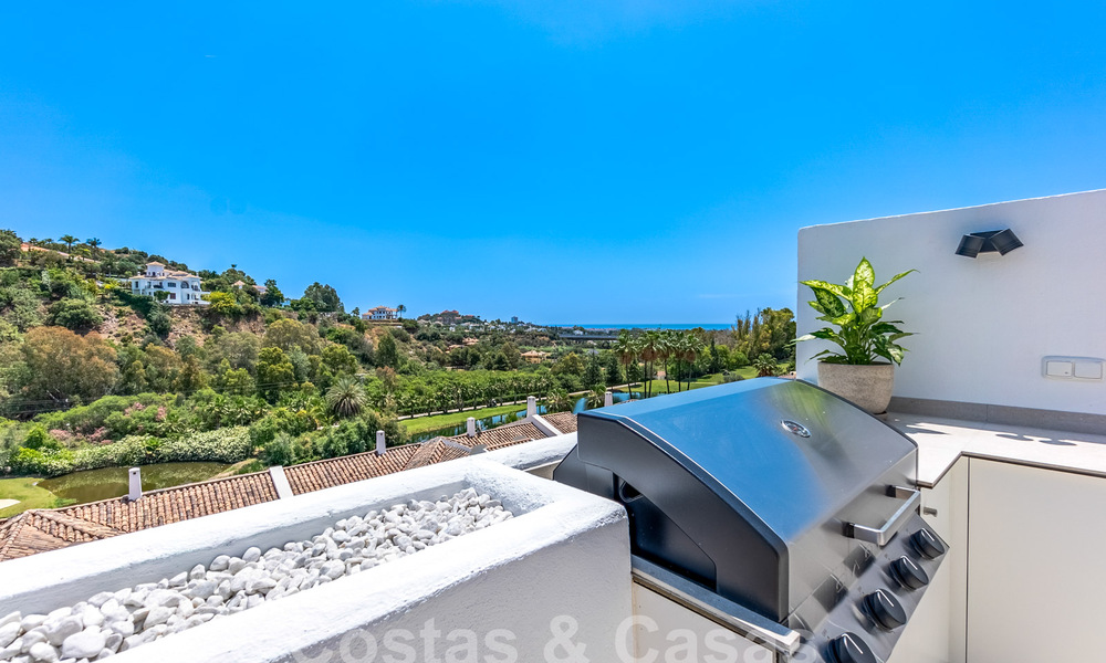 Ático contemporáneo reformado en venta con amplia terraza y vistas al mar en La Quinta golf resort, Benahavis - Marbella 60616