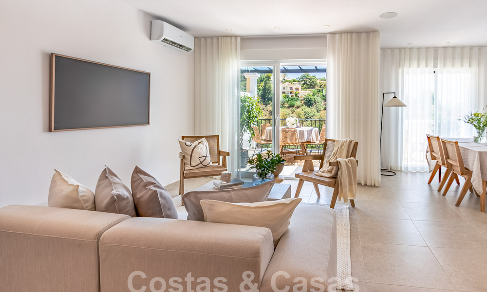 Ático contemporáneo reformado en venta con amplia terraza y vistas al mar en La Quinta golf resort, Benahavis - Marbella 60618