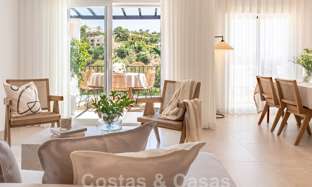 Ático contemporáneo reformado en venta con amplia terraza y vistas al mar en La Quinta golf resort, Benahavis - Marbella 60619