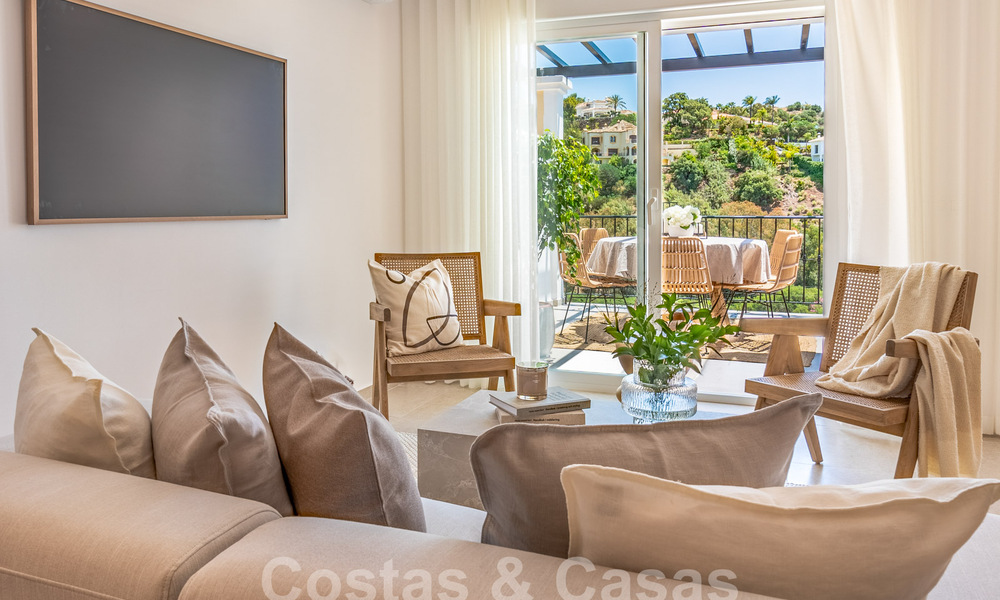 Ático contemporáneo reformado en venta con amplia terraza y vistas al mar en La Quinta golf resort, Benahavis - Marbella 60620
