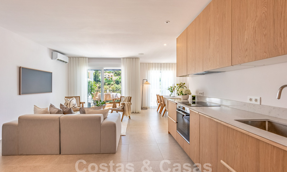 Ático contemporáneo reformado en venta con amplia terraza y vistas al mar en La Quinta golf resort, Benahavis - Marbella 60621