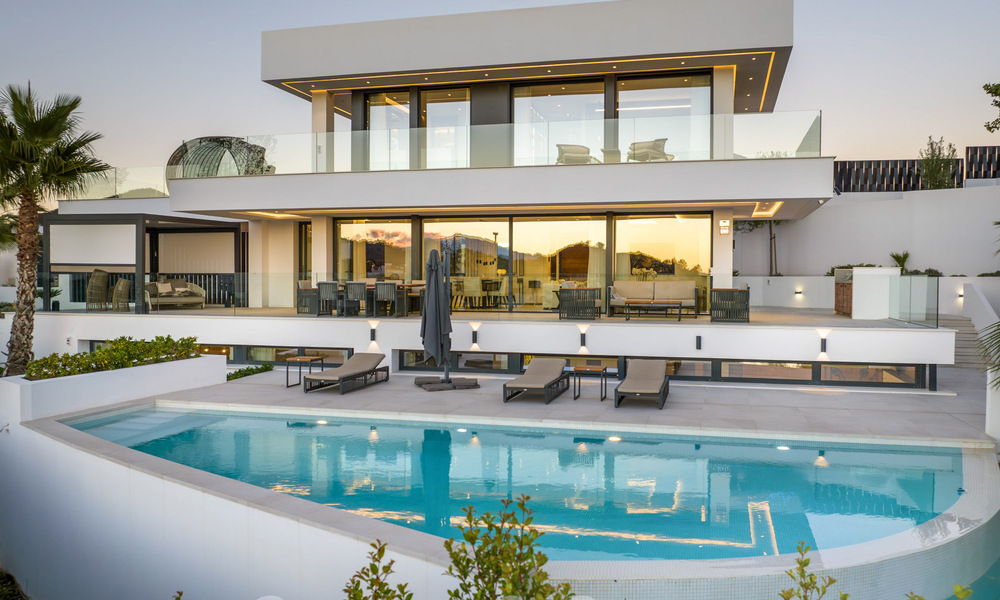 Sofisticada villa de lujo con arquitectura ultramoderna en venta en el valle del golf de Nueva Andalucia, Marbella 60576