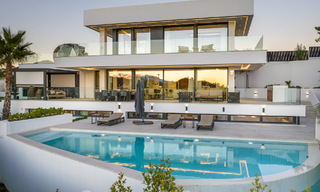 Sofisticada villa de lujo con arquitectura ultramoderna en venta en el valle del golf de Nueva Andalucia, Marbella 60576 