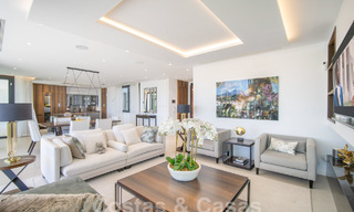 Sofisticada villa de lujo con arquitectura ultramoderna en venta en el valle del golf de Nueva Andalucia, Marbella 60578 
