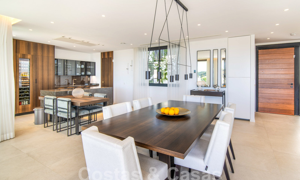 Sofisticada villa de lujo con arquitectura ultramoderna en venta en el valle del golf de Nueva Andalucia, Marbella 60579