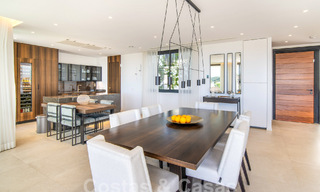 Sofisticada villa de lujo con arquitectura ultramoderna en venta en el valle del golf de Nueva Andalucia, Marbella 60579 