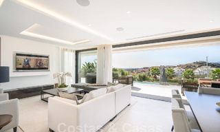 Sofisticada villa de lujo con arquitectura ultramoderna en venta en el valle del golf de Nueva Andalucia, Marbella 60582 