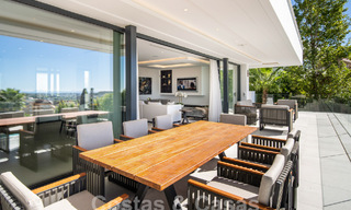 Sofisticada villa de lujo con arquitectura ultramoderna en venta en el valle del golf de Nueva Andalucia, Marbella 60583 