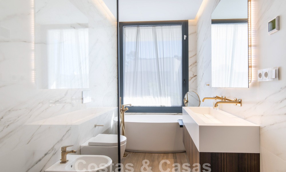 Sofisticada villa de lujo con arquitectura ultramoderna en venta en el valle del golf de Nueva Andalucia, Marbella 60584