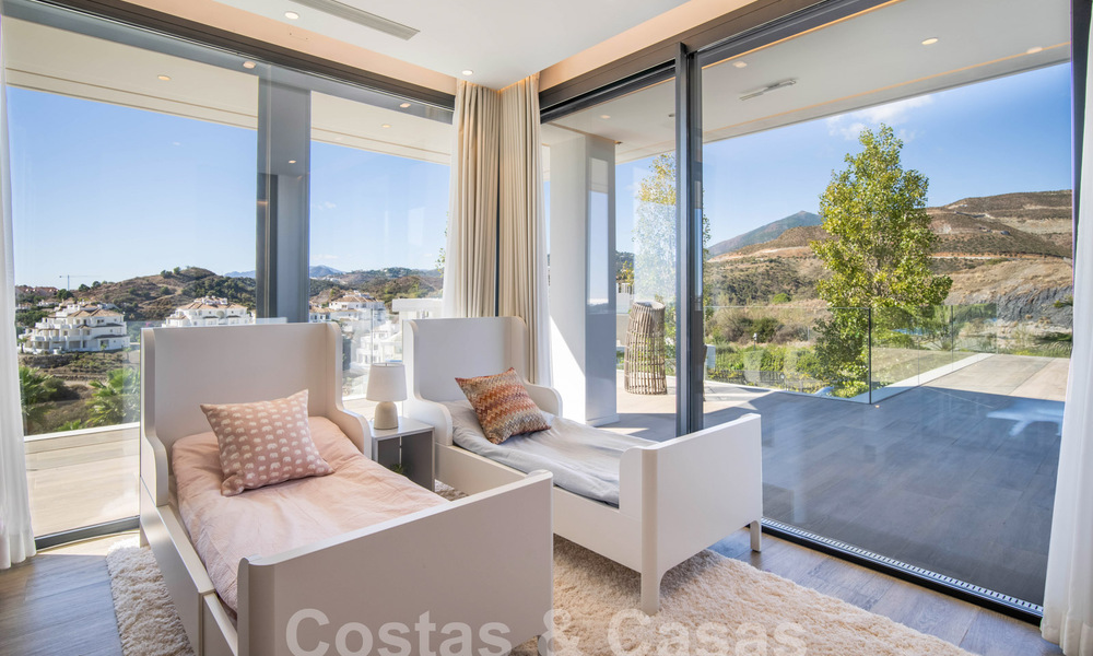 Sofisticada villa de lujo con arquitectura ultramoderna en venta en el valle del golf de Nueva Andalucia, Marbella 60586
