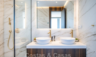 Sofisticada villa de lujo con arquitectura ultramoderna en venta en el valle del golf de Nueva Andalucia, Marbella 60587 