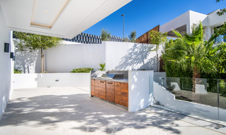 Sofisticada villa de lujo con arquitectura ultramoderna en venta en el valle del golf de Nueva Andalucia, Marbella 60589 
