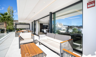 Sofisticada villa de lujo con arquitectura ultramoderna en venta en el valle del golf de Nueva Andalucia, Marbella 60590 