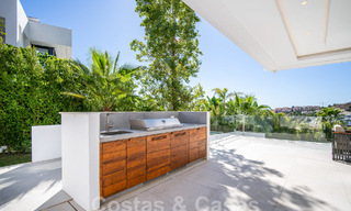 Sofisticada villa de lujo con arquitectura ultramoderna en venta en el valle del golf de Nueva Andalucia, Marbella 60591 