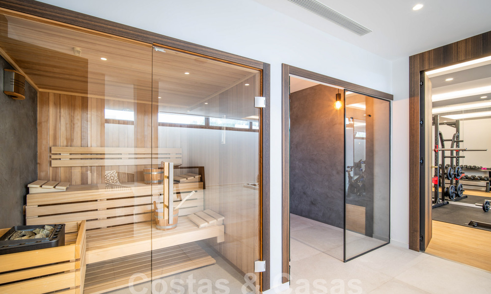 Sofisticada villa de lujo con arquitectura ultramoderna en venta en el valle del golf de Nueva Andalucia, Marbella 60592