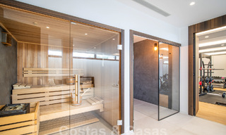 Sofisticada villa de lujo con arquitectura ultramoderna en venta en el valle del golf de Nueva Andalucia, Marbella 60592 