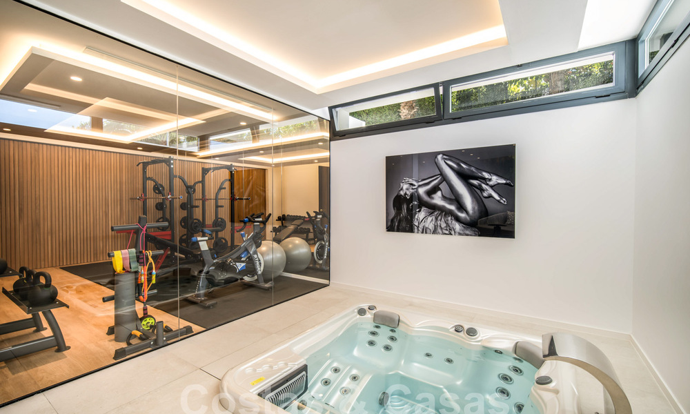 Sofisticada villa de lujo con arquitectura ultramoderna en venta en el valle del golf de Nueva Andalucia, Marbella 60593