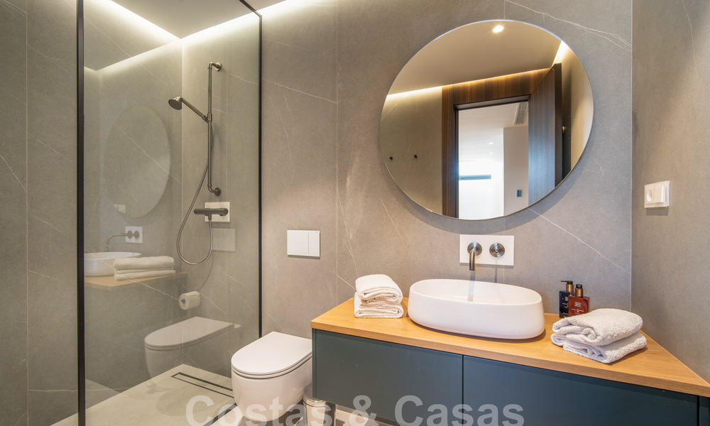 Sofisticada villa de lujo con arquitectura ultramoderna en venta en el valle del golf de Nueva Andalucia, Marbella 60597