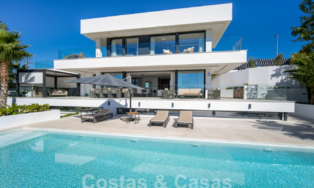 Sofisticada villa de lujo con arquitectura ultramoderna en venta en el valle del golf de Nueva Andalucia, Marbella 60604
