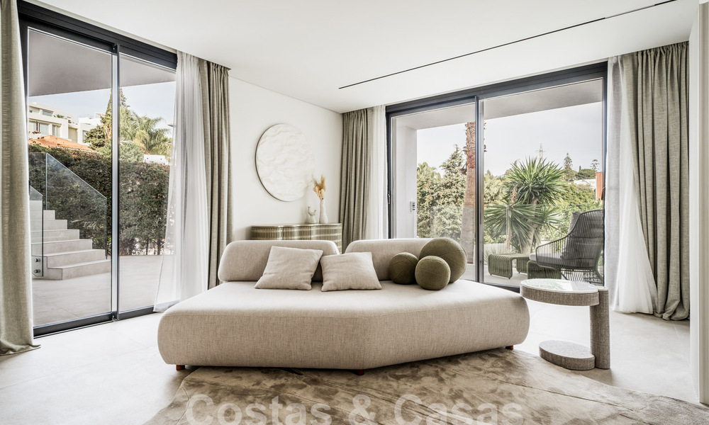 Moderna villa mediterránea renovada con diseño interior preciosa en venta a poca distancia de Puerto Banús, Marbella 60730