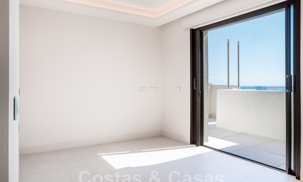 Moderno apartamento de lujo en venta con vistas al mar en un exclusivo complejo de playa en la Nueva Milla de Oro, Marbella - Estepona 60743