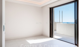 Moderno apartamento de lujo en venta con vistas al mar en un exclusivo complejo de playa en la Nueva Milla de Oro, Marbella - Estepona 60743 