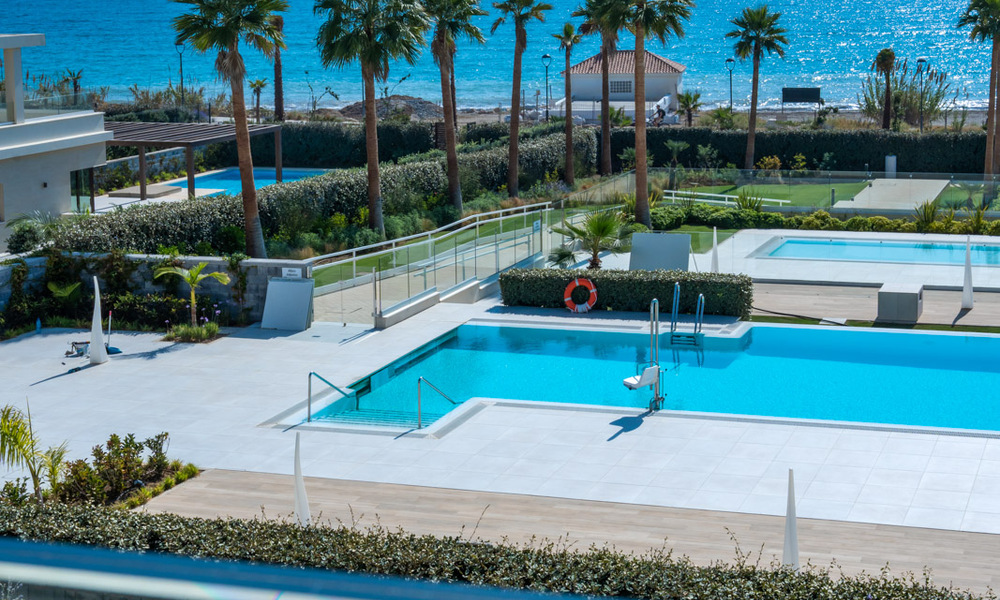 Moderno apartamento de lujo en venta con vistas al mar en un exclusivo complejo de playa en la Nueva Milla de Oro, Marbella - Estepona 60744