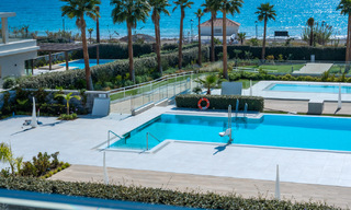 Moderno apartamento de lujo en venta con vistas al mar en un exclusivo complejo de playa en la Nueva Milla de Oro, Marbella - Estepona 60744 