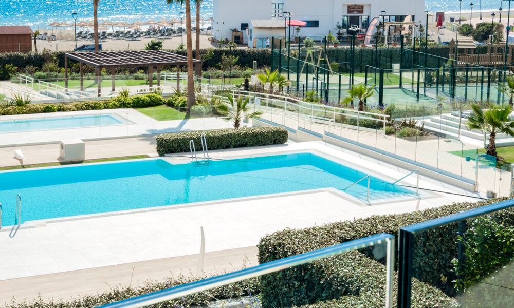 Moderno apartamento de lujo en venta con vistas al mar en un exclusivo complejo de playa en la Nueva Milla de Oro, Marbella - Estepona 60745