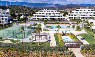 Moderno apartamento de lujo en venta con vistas al mar en un exclusivo complejo de playa en la Nueva Milla de Oro, Marbella - Estepona 60746 
