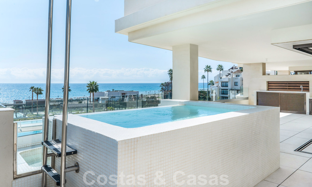 Moderno apartamento de lujo en venta con vistas al mar en un exclusivo complejo de playa en la Nueva Milla de Oro, Marbella - Estepona 60747