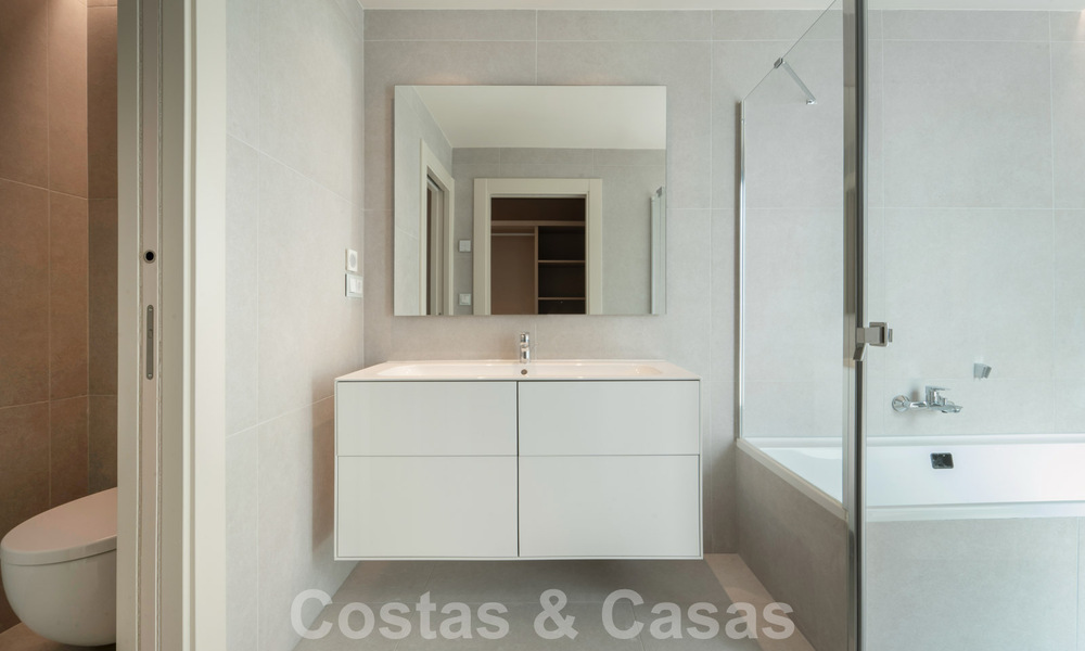 Moderno apartamento de lujo en venta con vistas al mar en un exclusivo complejo de playa en la Nueva Milla de Oro, Marbella - Estepona 60751