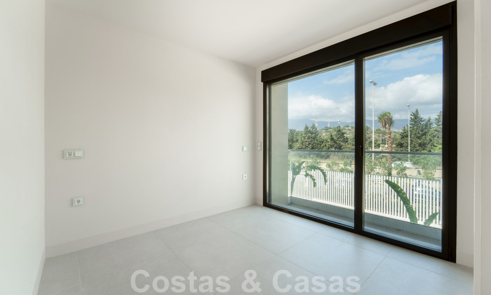 Moderno apartamento de lujo en venta con vistas al mar en un exclusivo complejo de playa en la Nueva Milla de Oro, Marbella - Estepona 60756