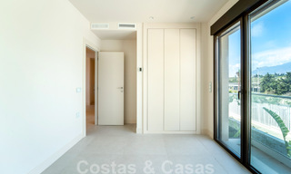 Moderno apartamento de lujo en venta con vistas al mar en un exclusivo complejo de playa en la Nueva Milla de Oro, Marbella - Estepona 60758 