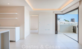 Moderno apartamento de lujo en venta con vistas al mar en un exclusivo complejo de playa en la Nueva Milla de Oro, Marbella - Estepona 60765 